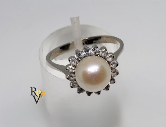Anello in oro bianco con perla e zirconi