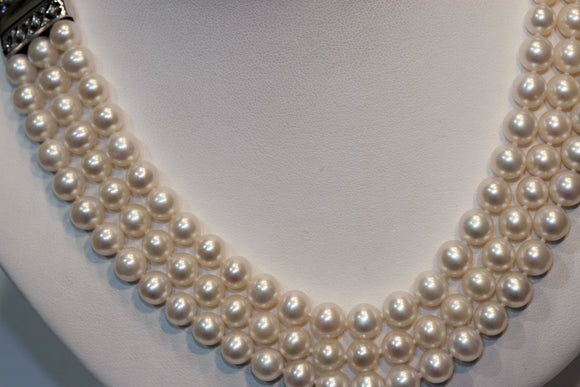 Collana Nuova con tre fili di perle di acquadolce e chiusura in oro e diamanti