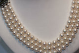 Collana Nuova con tre fili di perle di acquadolce e chiusura in oro e diamanti